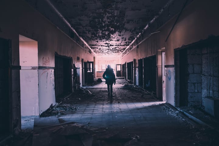 Pasillo en edificio abandonado