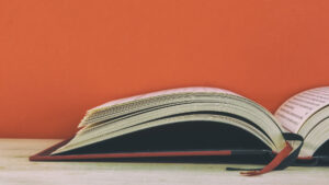 Libro abierto sobre fondo naranja