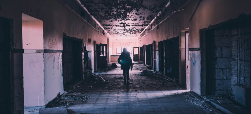 Persona caminando en un oscuro corredor