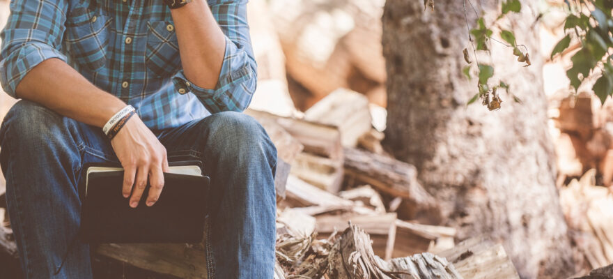 Hombre sentado pensando