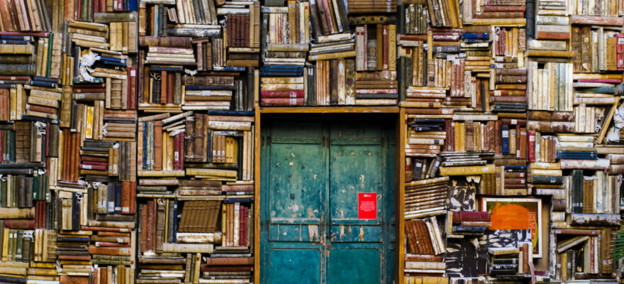 Puerta con libros