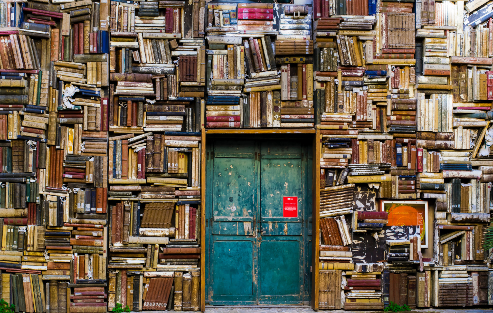 Puerta con libros