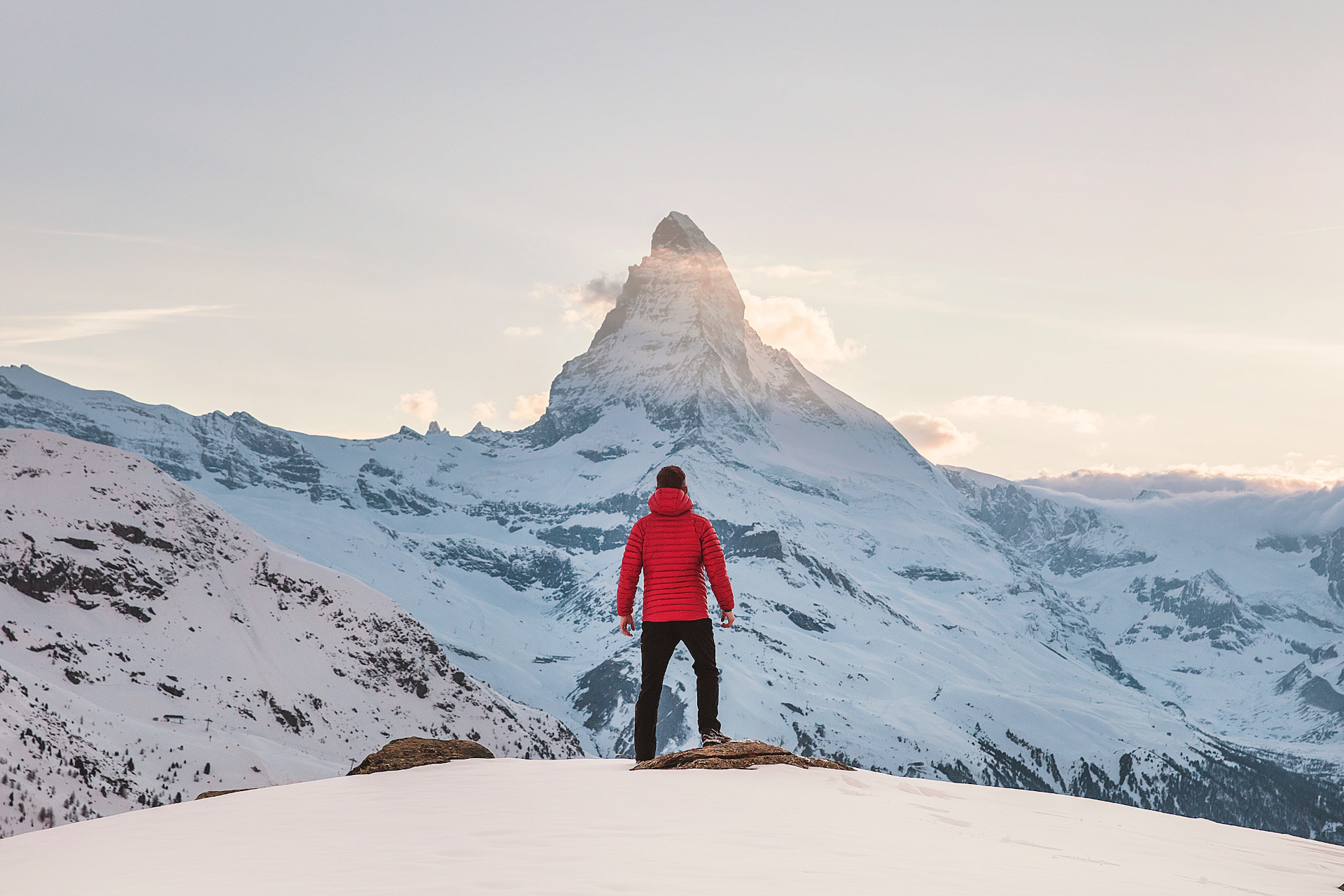 Hombre frente a una montaña
