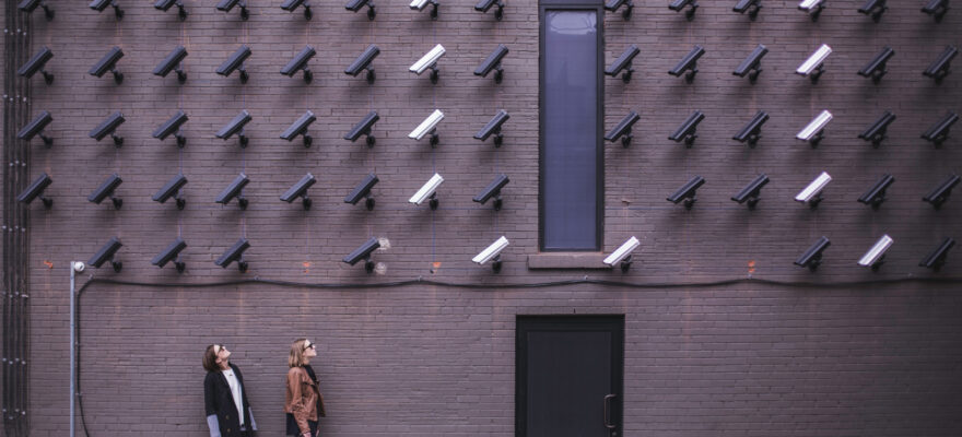 Cámaras vigilando a dos personas