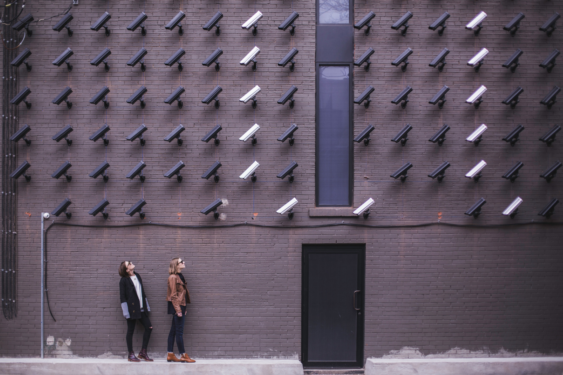 Cámaras vigilando a dos personas